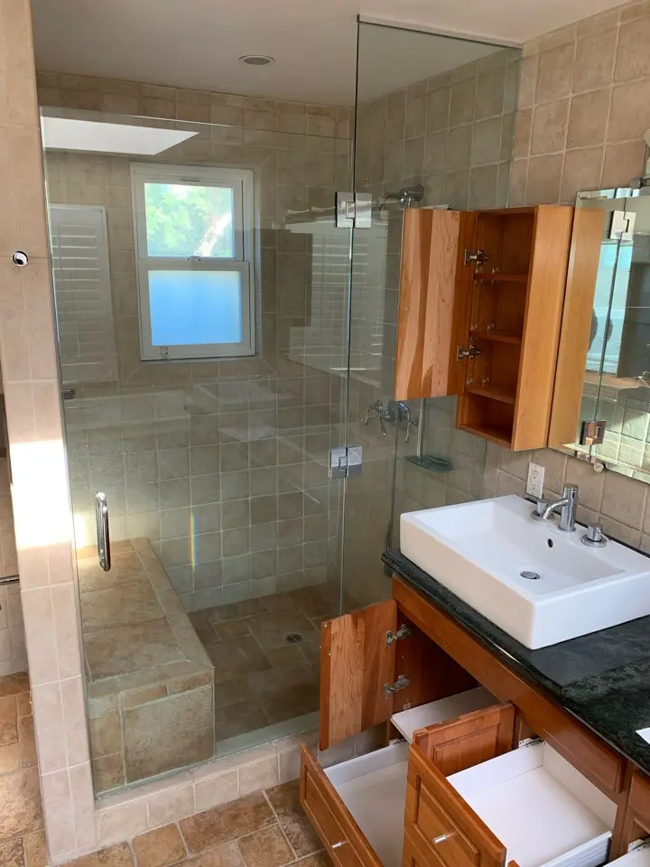 Santa Monica – Bathroom — Before