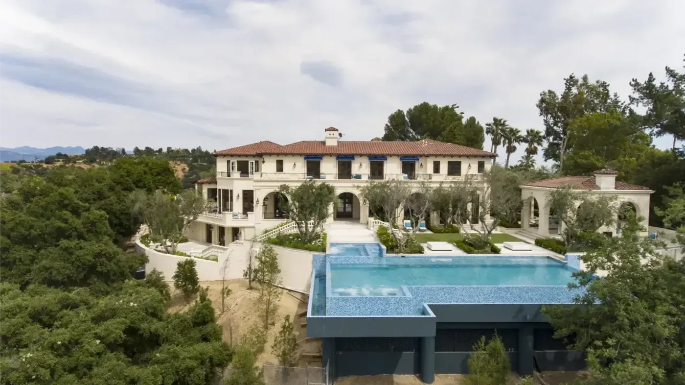 What Design Options Are Available When Working With House Builders in Los Angeles?
