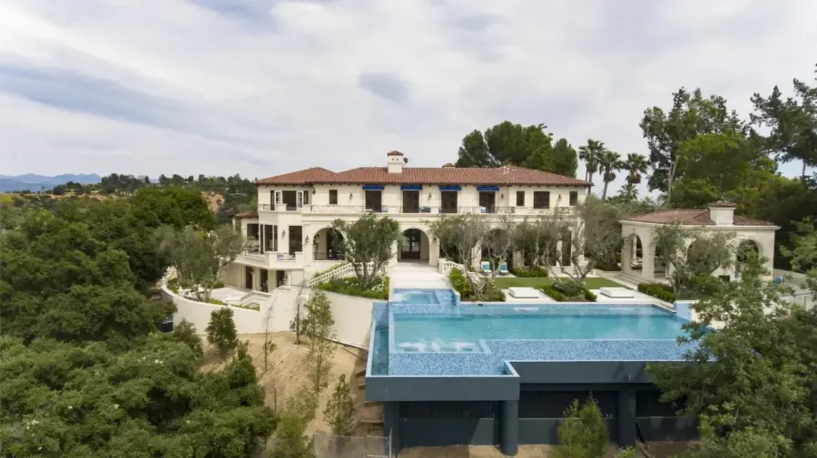 What Design Options Are Available When Working With House Builders in Los Angeles?